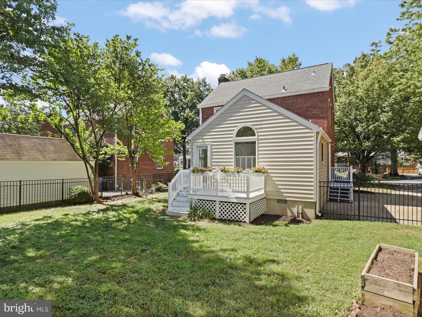 2323 N Burlington Street photo 35