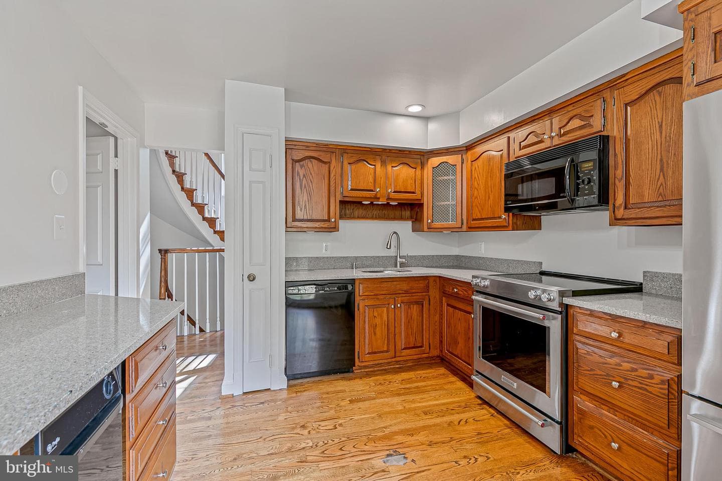 2424 S Queen Street photo 7