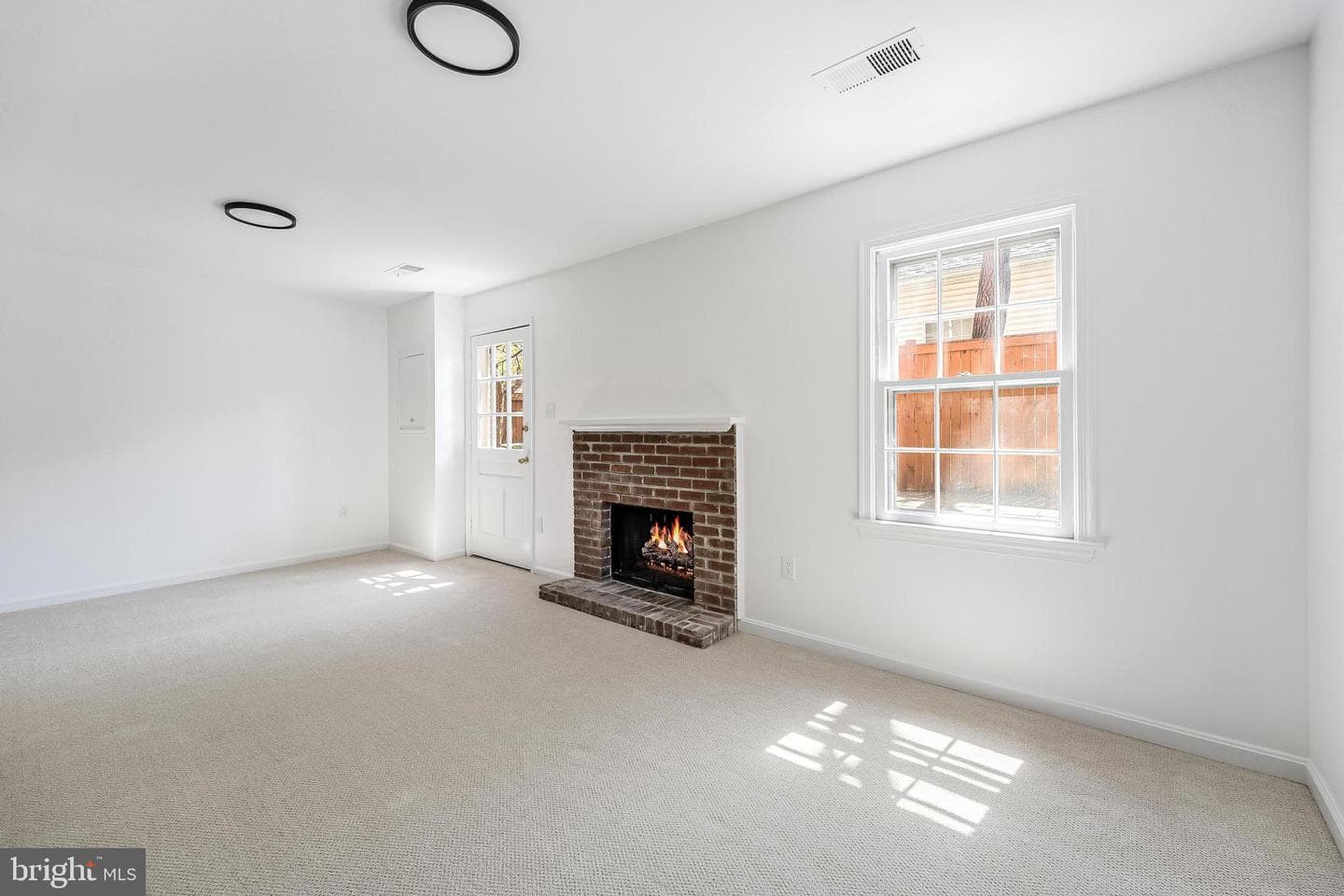 2111 N Lincoln Street photo 26