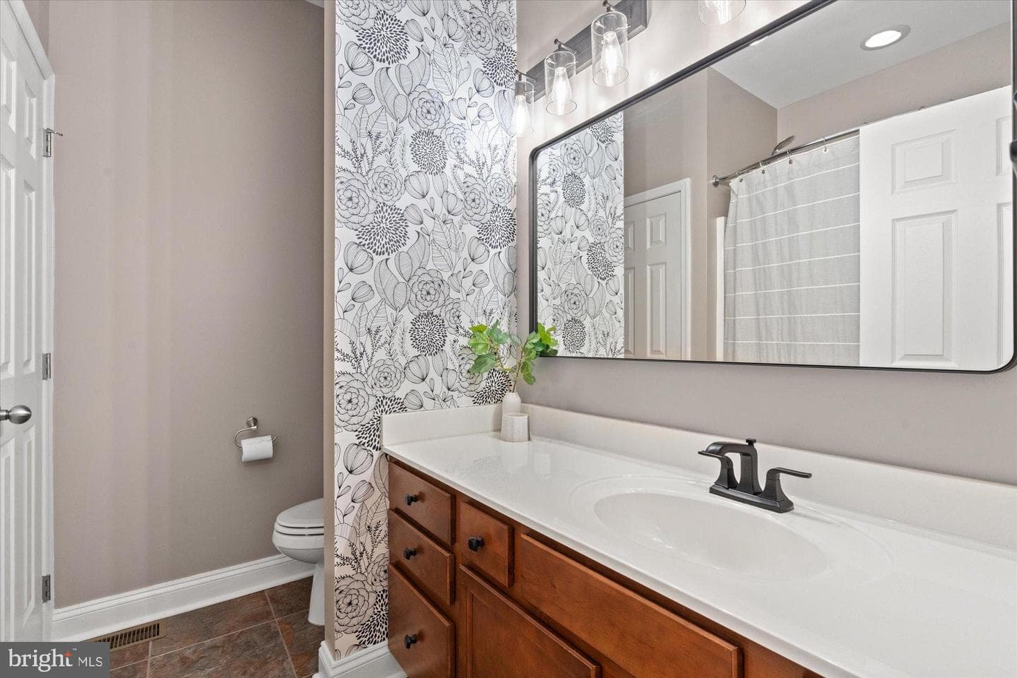 2046 S Shirlington Road photo 16