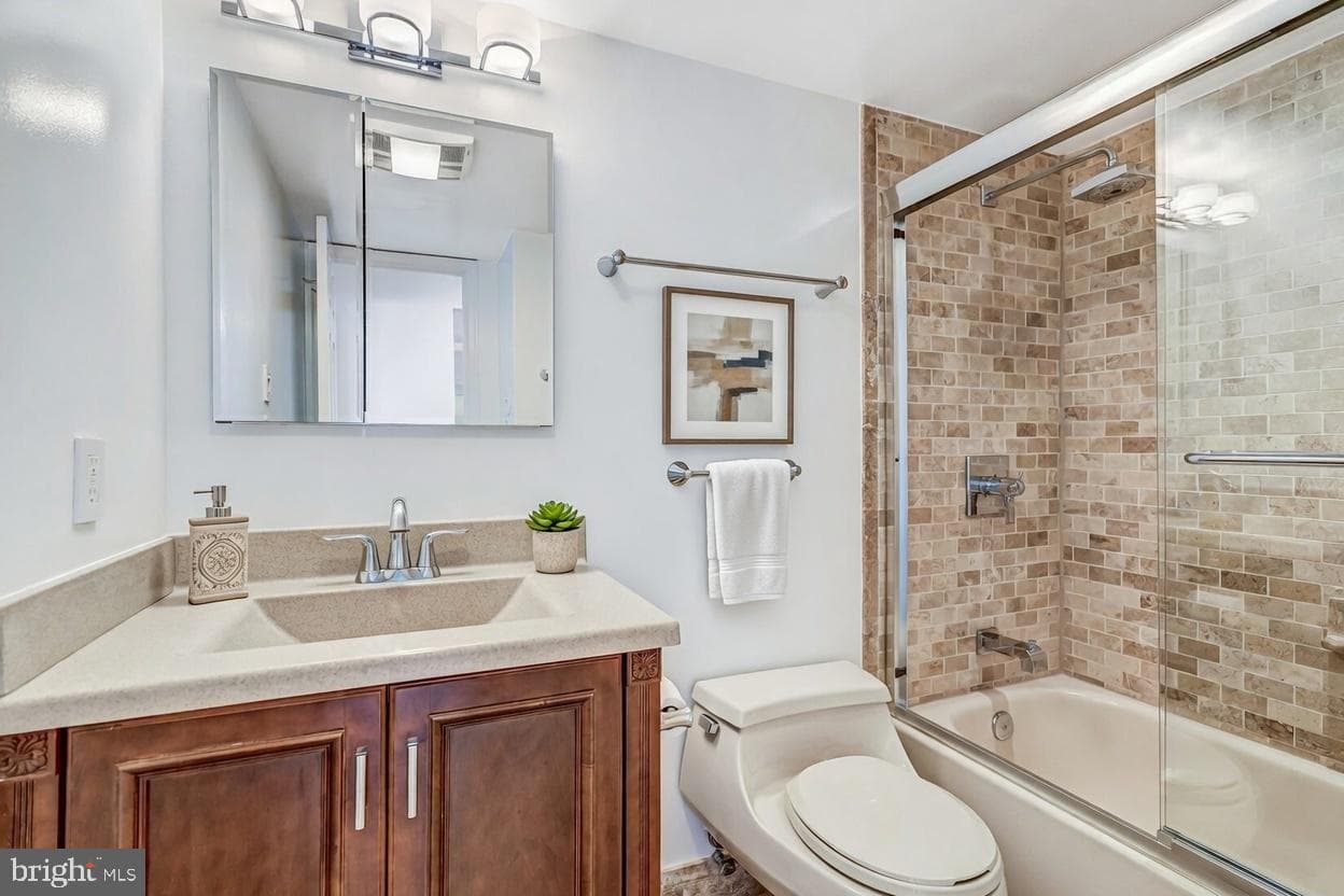 1301 N Courthouse Road #705 photo 8