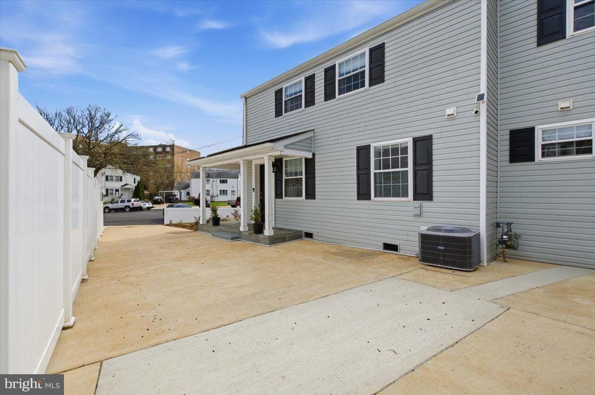 858 S Harrison Street photo 4