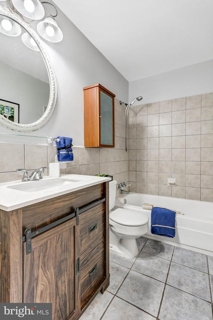 636 S Barton Street photo 26