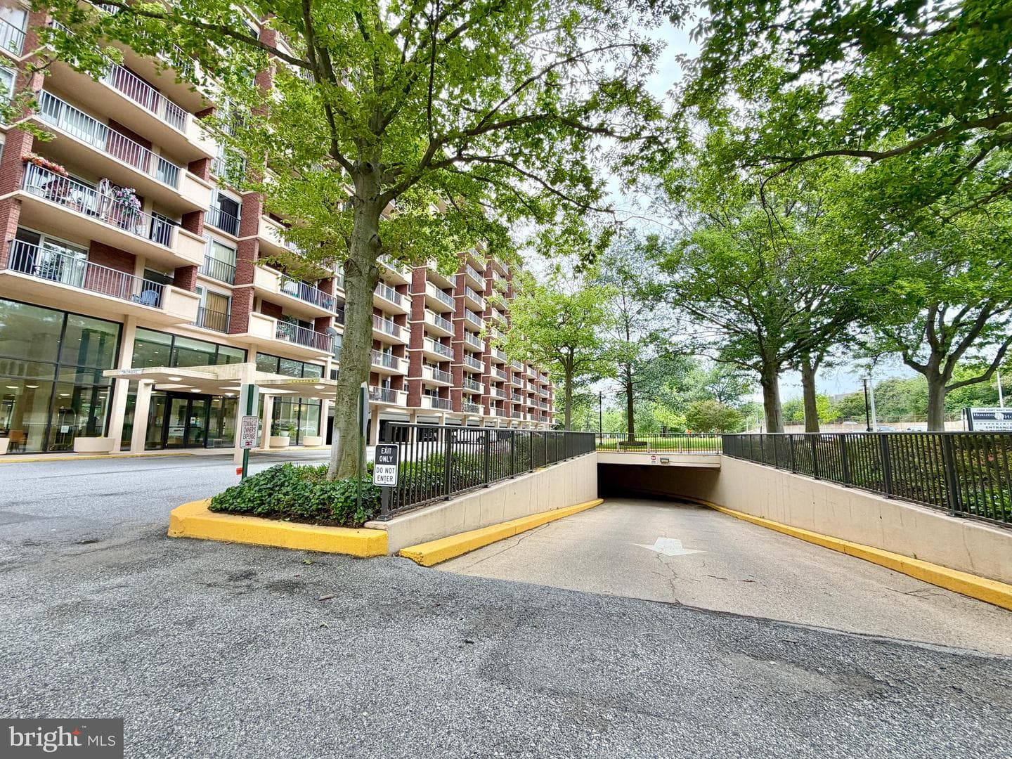 1300 Army Navy Drive #823 photo 29