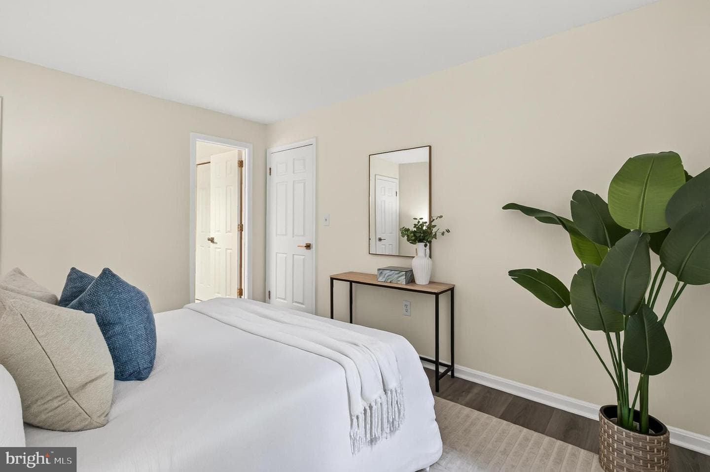2050 Calvert Street N #109 photo 29