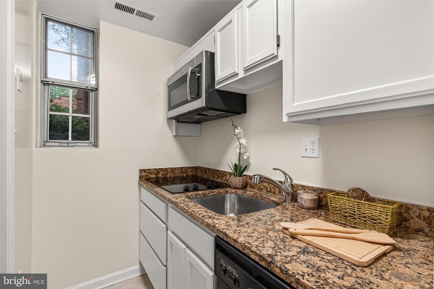 1752 N Rhodes Street #325 photo 9