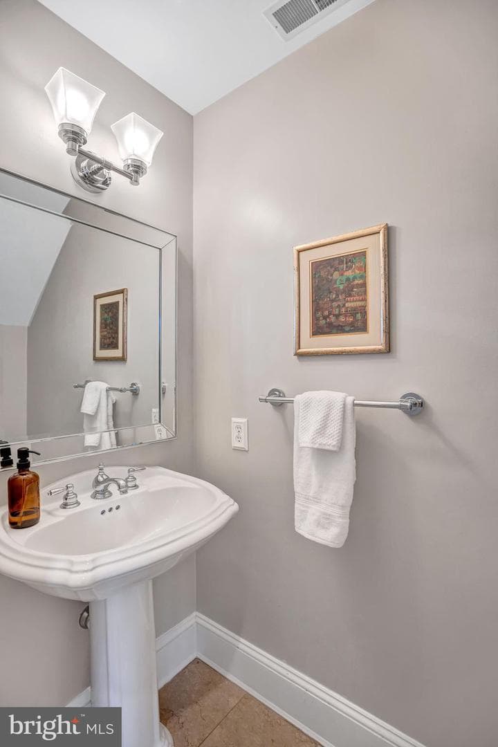 957 Powhatan Street photo 8