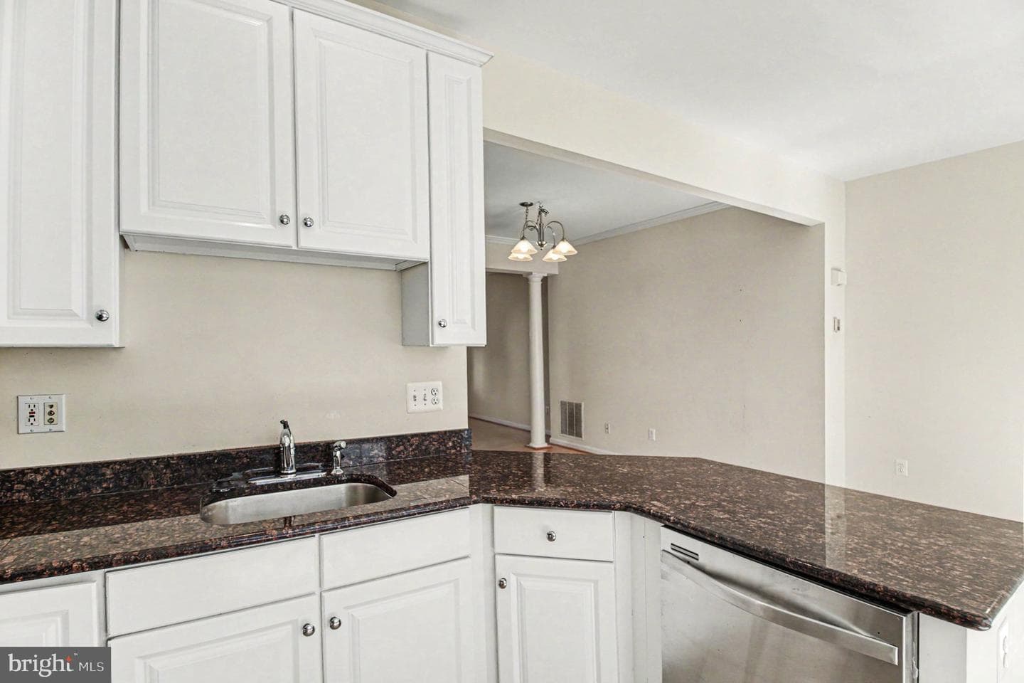 100 Meadows Lane photo 10