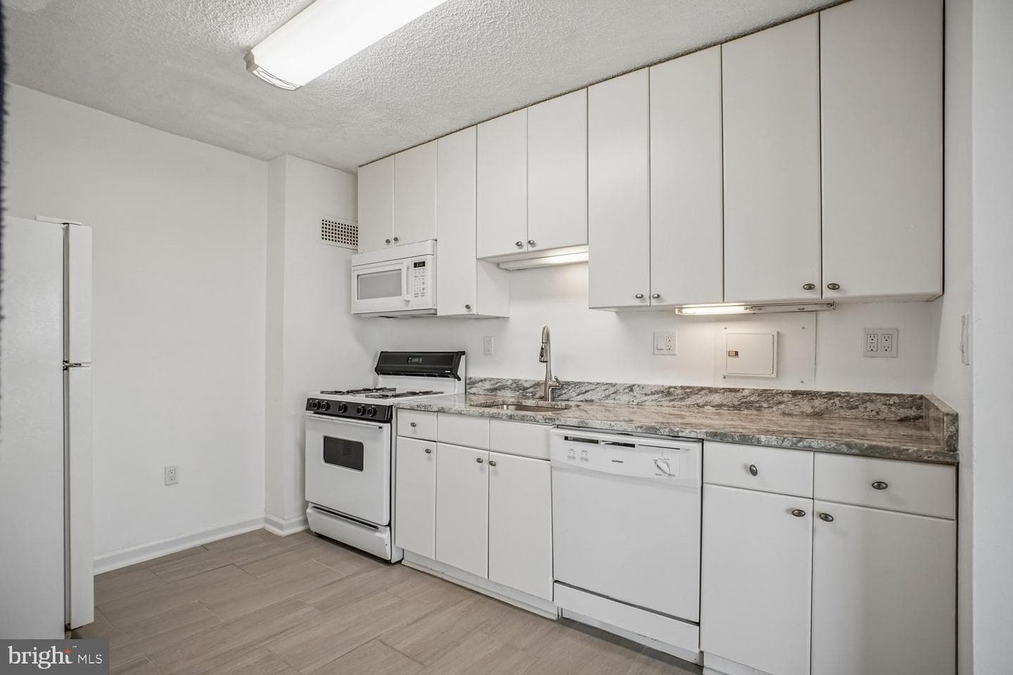1225 Martha Custis Drive #811 photo 16