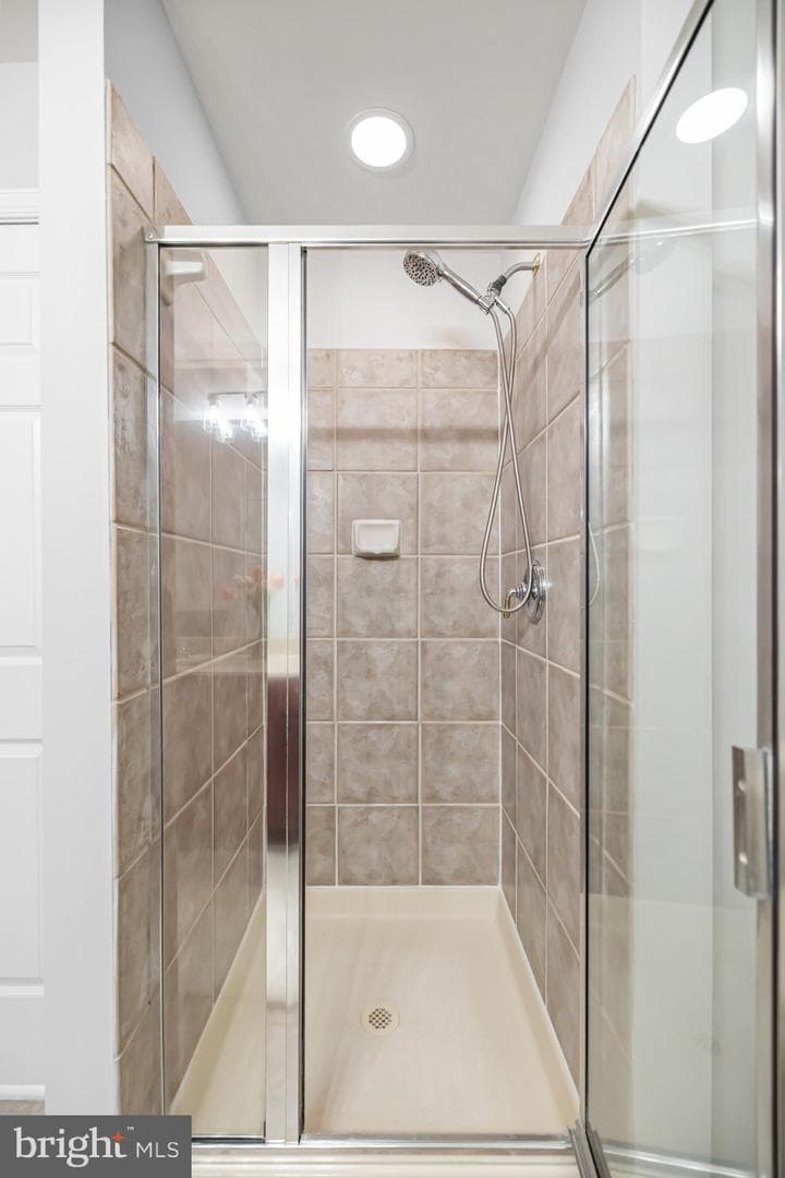 120 Martin Lane photo 38