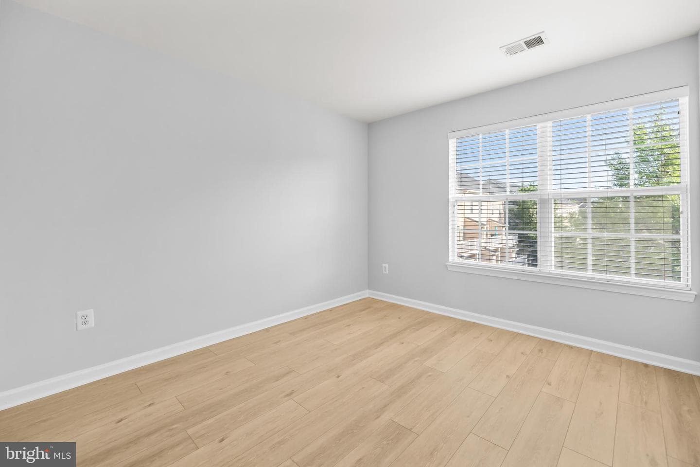 5071 Kilburn Street photo 45