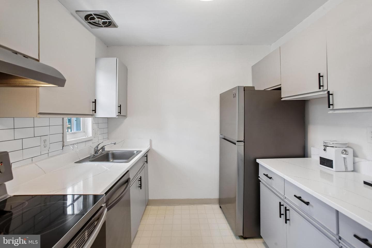 1702 W Abingdon Dr # 201 photo 11