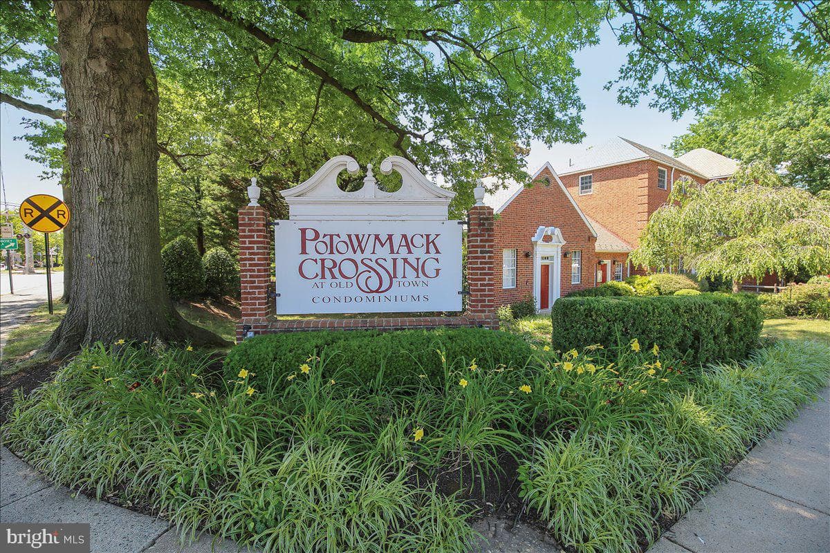 1702 W Abingdon Dr # 201 photo 2