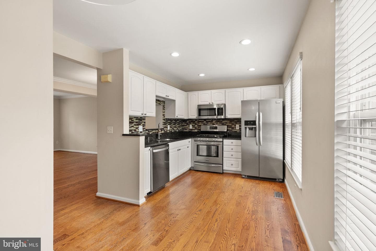 917 Rolfe Place photo 40