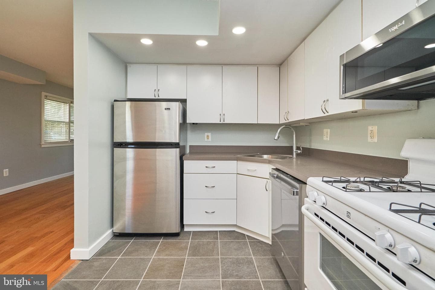 327 Laverne Avenue photo 17