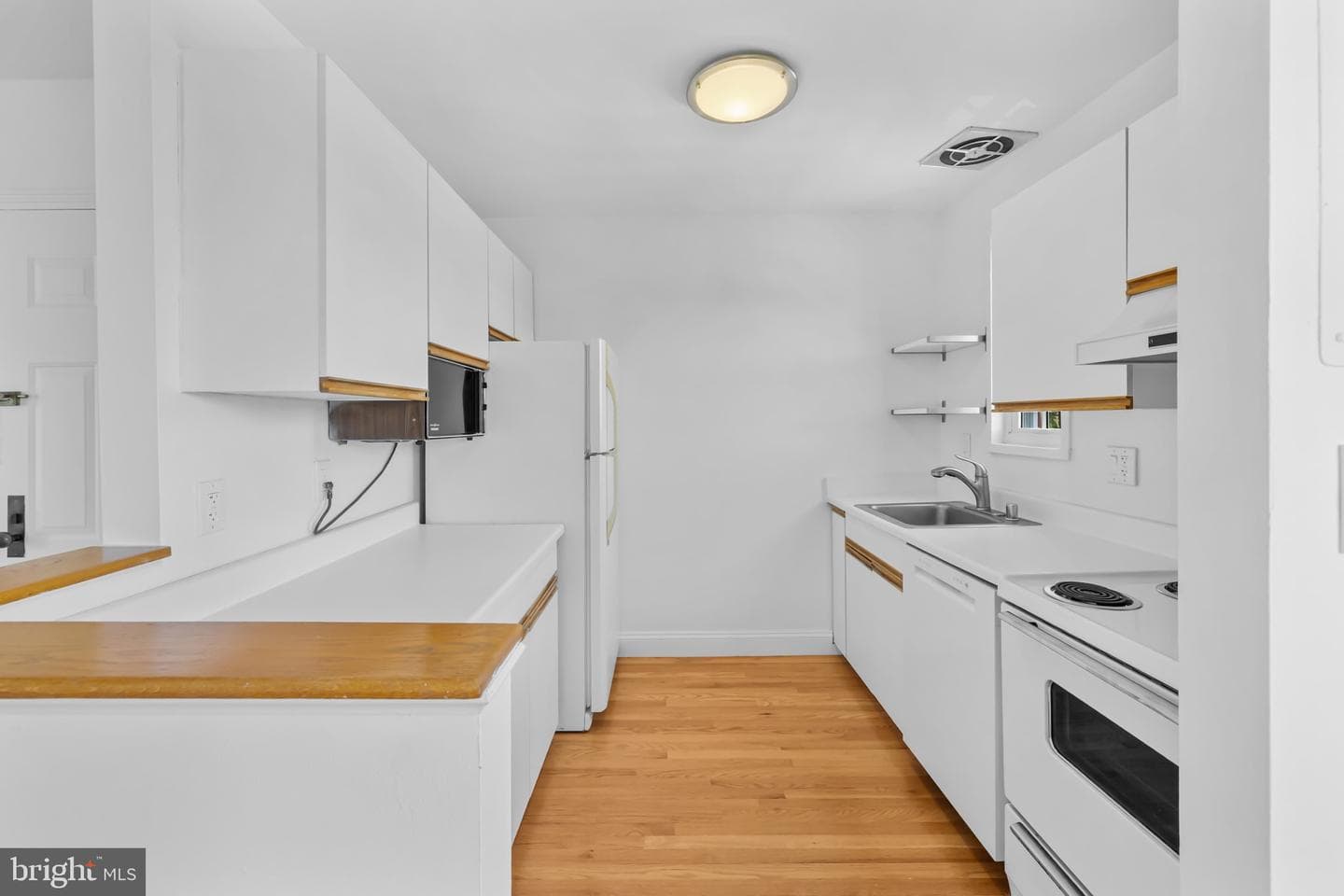 1630 W Abingdon Drive #302 photo 8