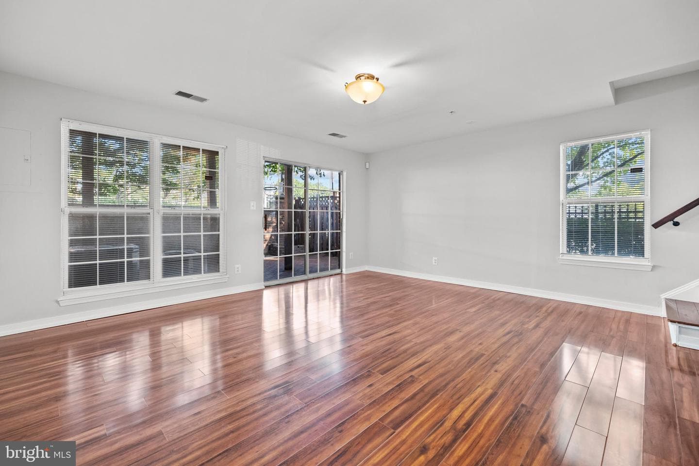 101 Martin Lane photo 10