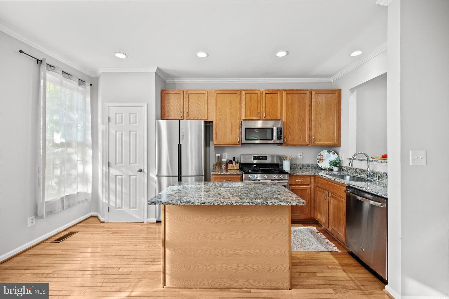 101 Martin Lane photo 16