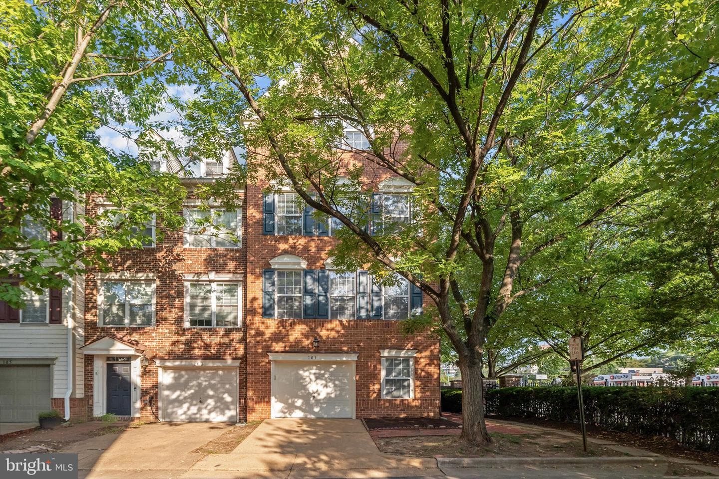 101 Martin Lane photo 3