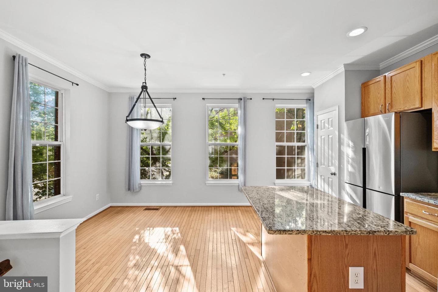 101 Martin Lane photo 38