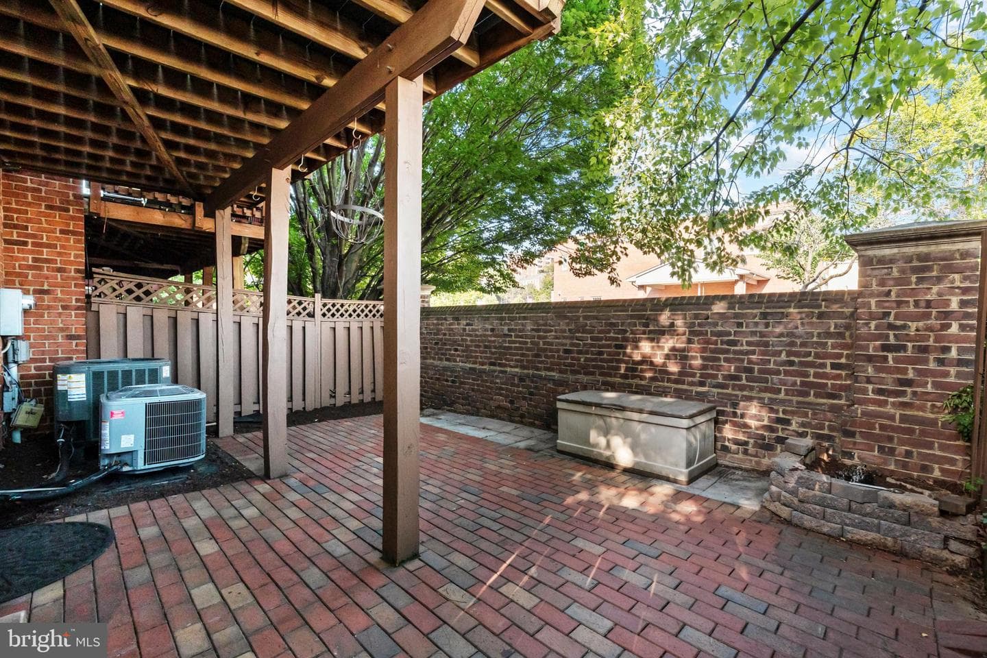 101 Martin Lane photo 68