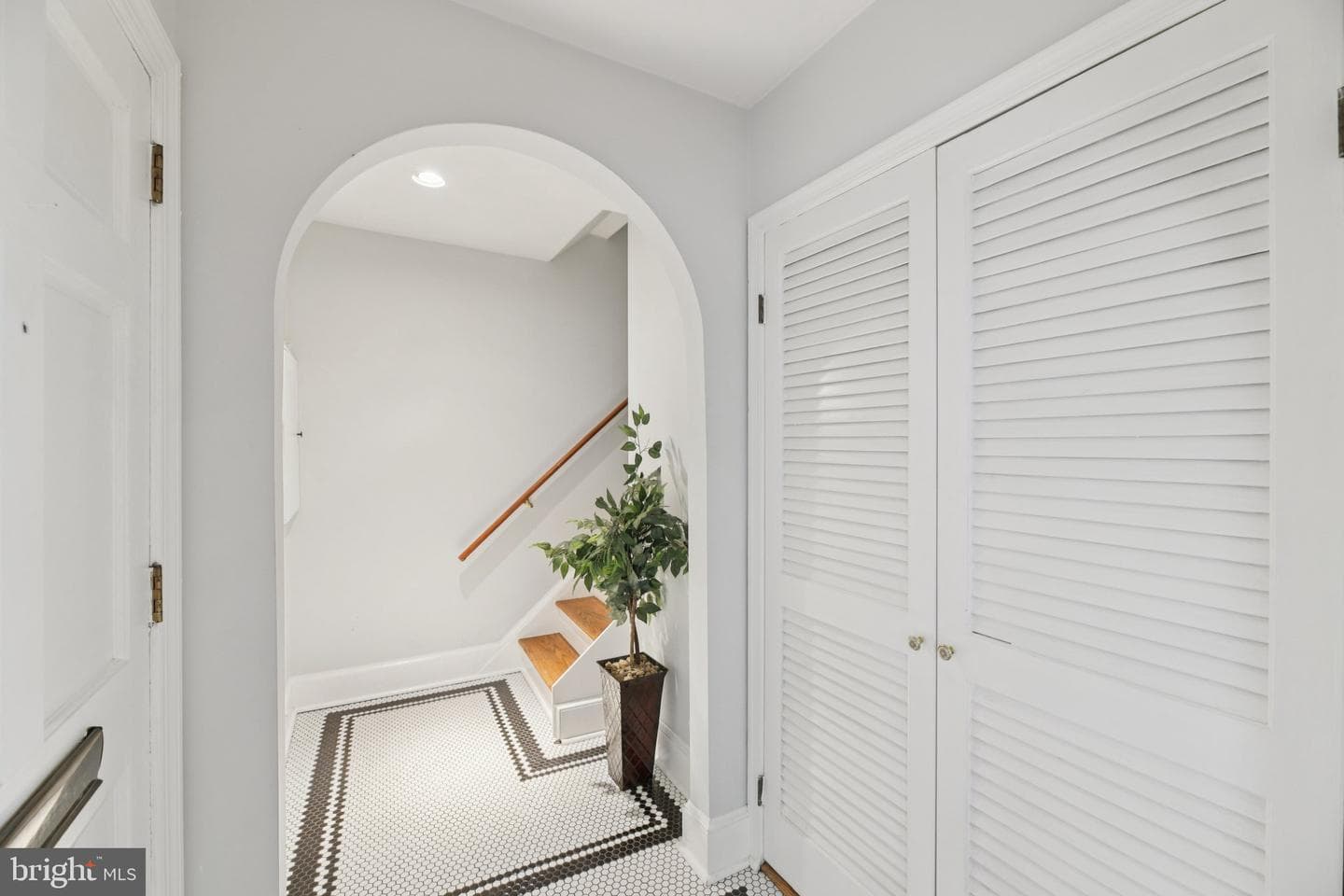 10 Irving Court photo 4