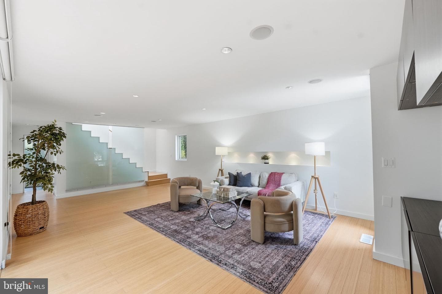213 E Raymond Avenue photo 2