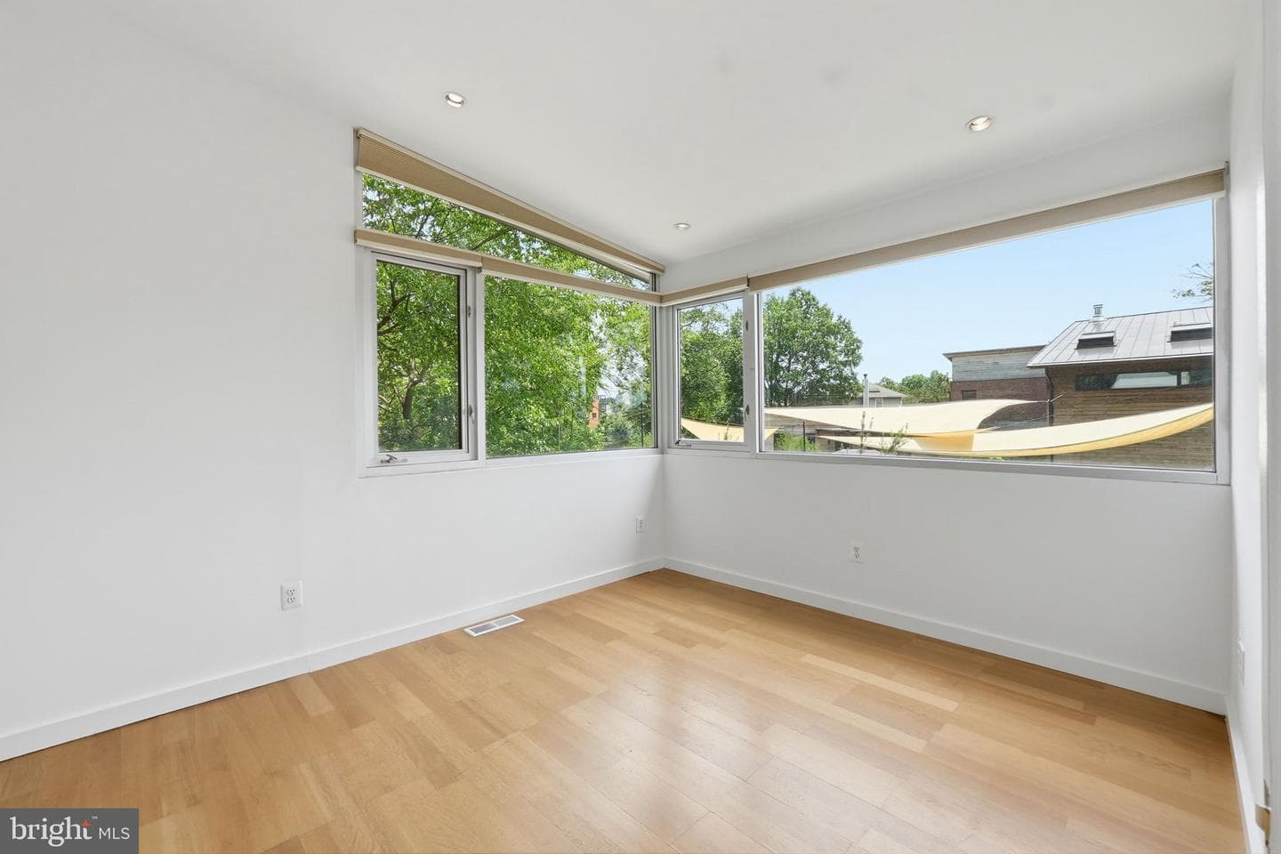 213 E Raymond Avenue photo 29
