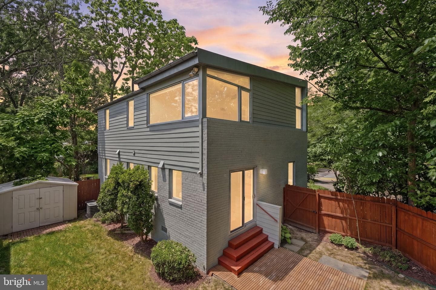 213 E Raymond Avenue photo 37