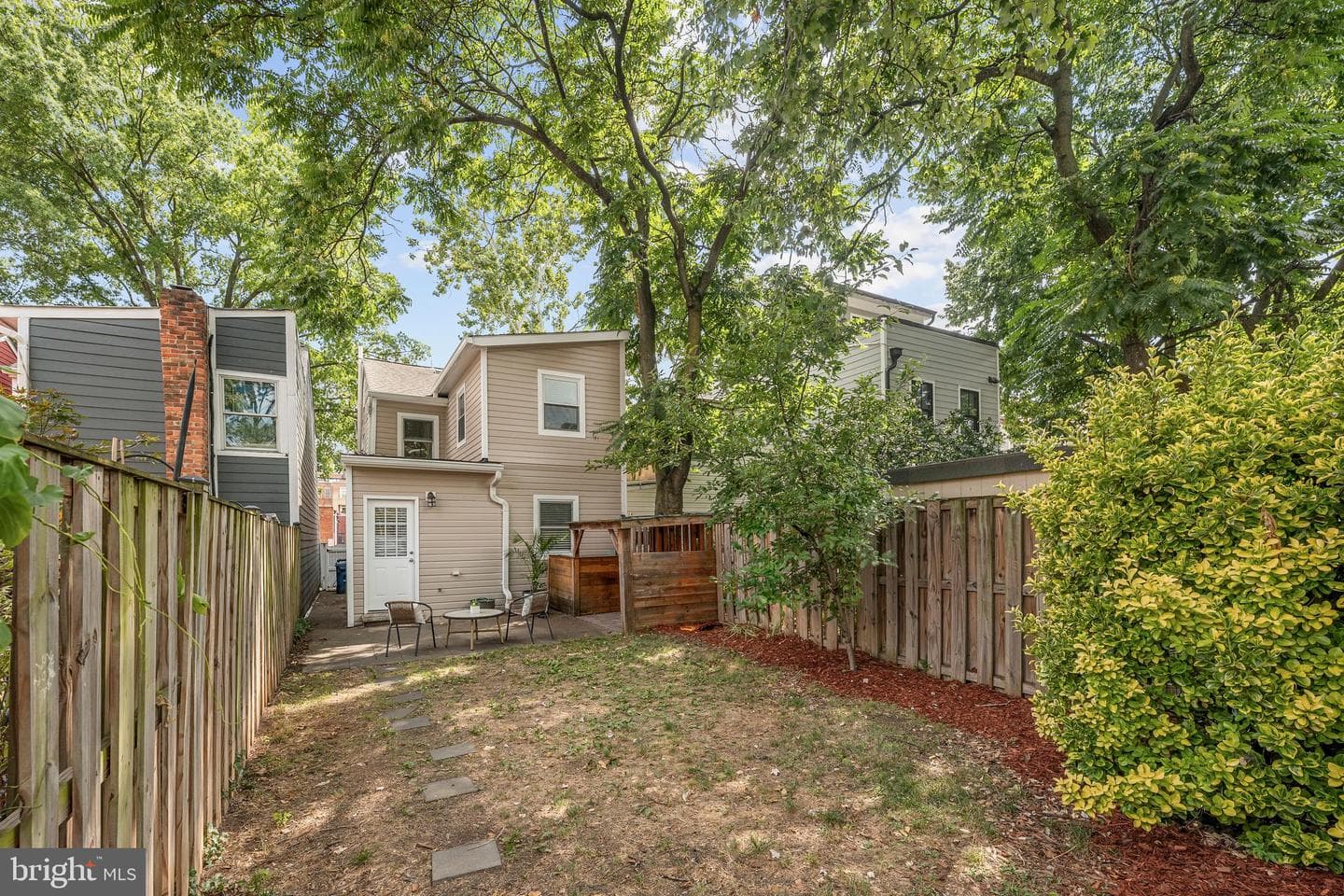 1111 Queen Street photo 30