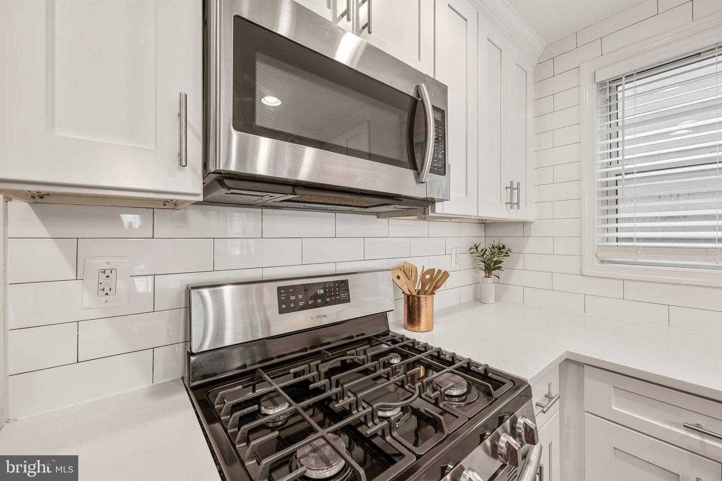 1111 Queen Street photo 6