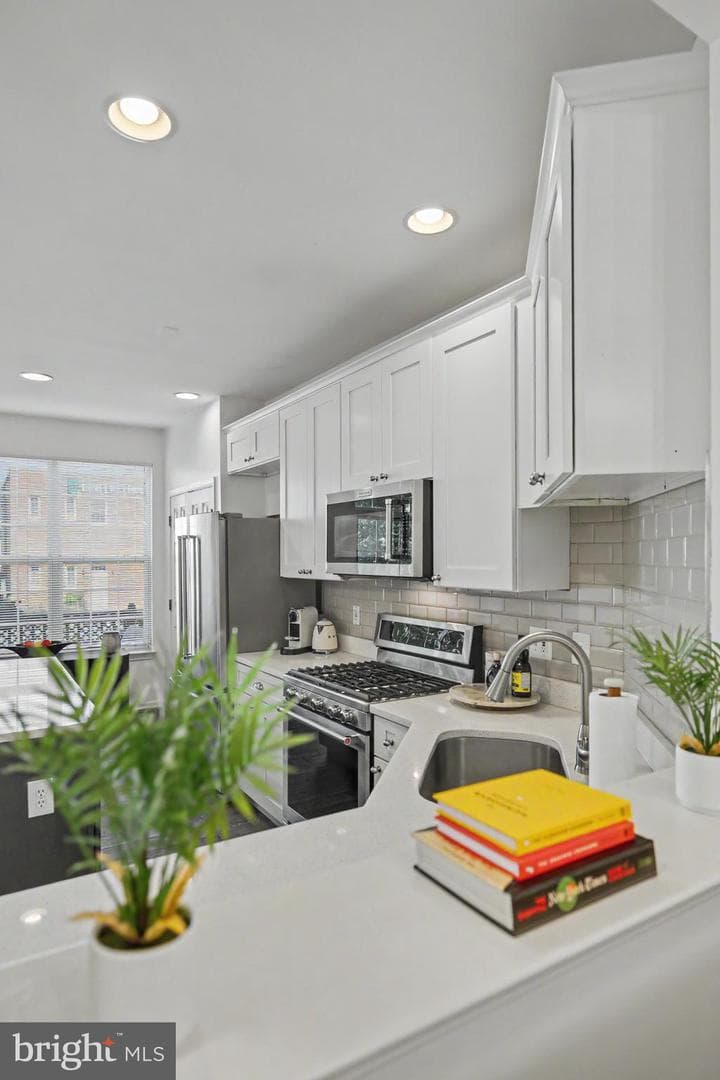 109 Martin Lane photo 25