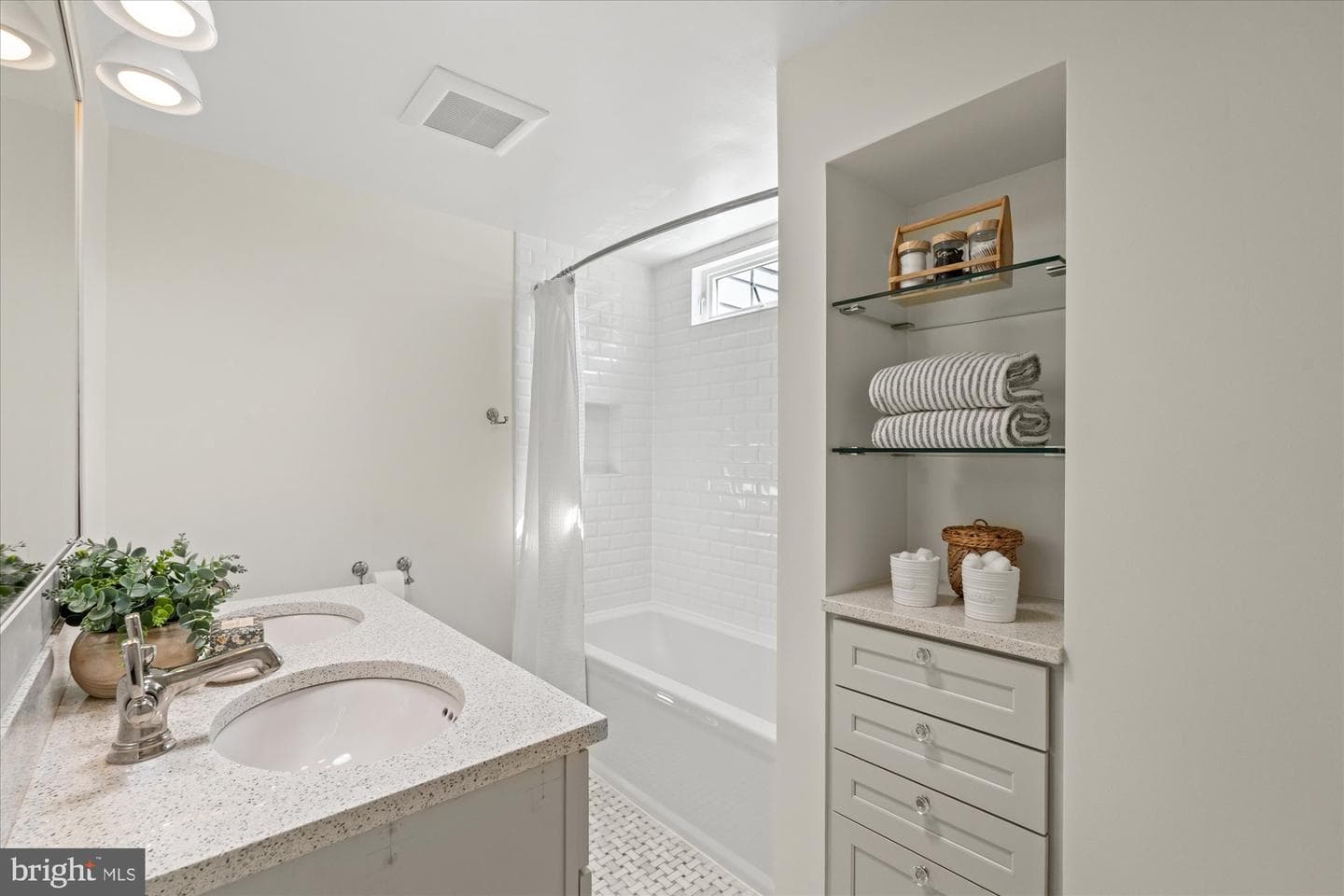 301 Columbia Road photo 54