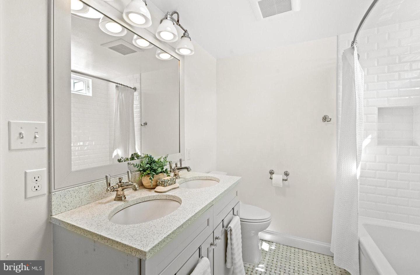 301 Columbia Road photo 55