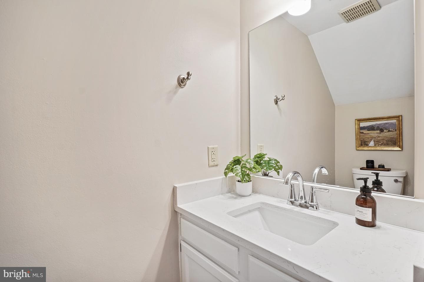 404 Glebe Road W photo 14