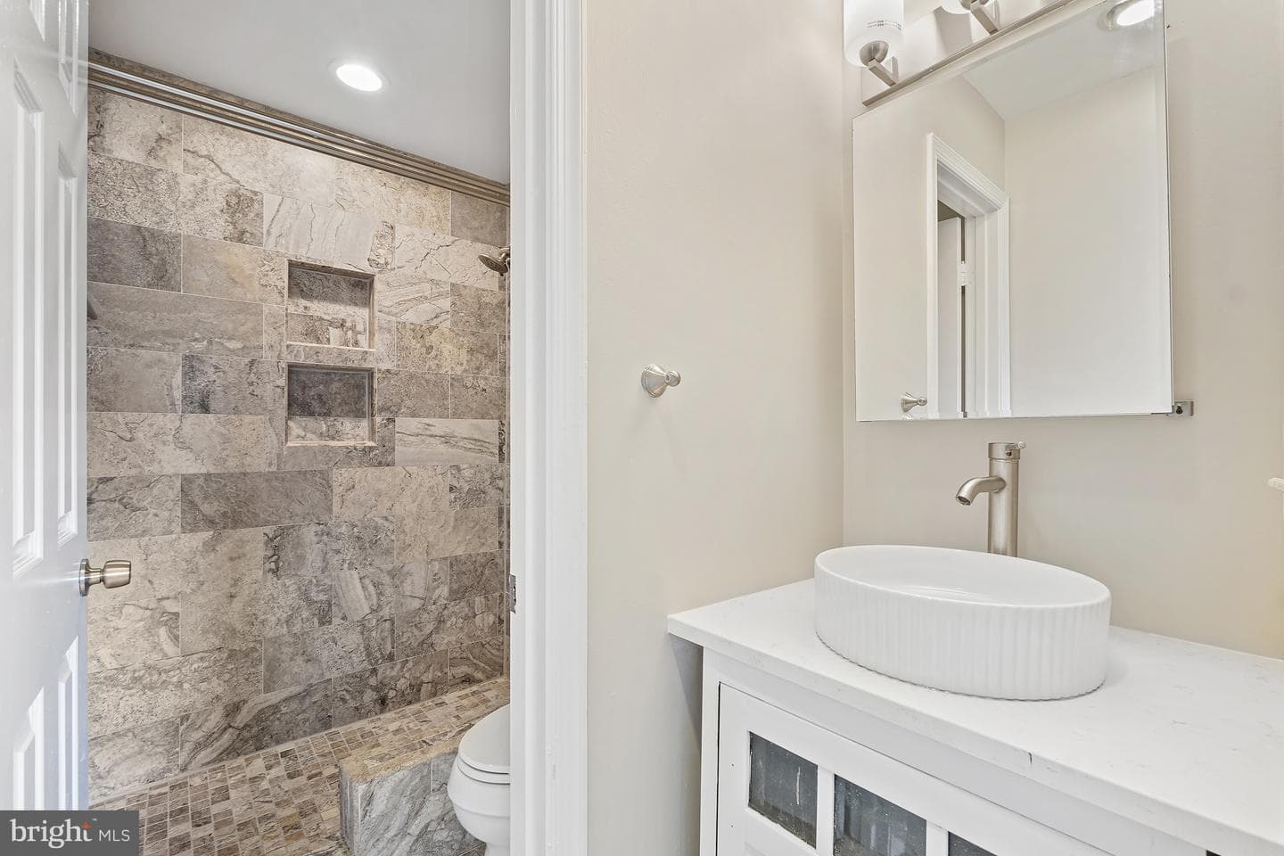 404 Glebe Road W photo 24