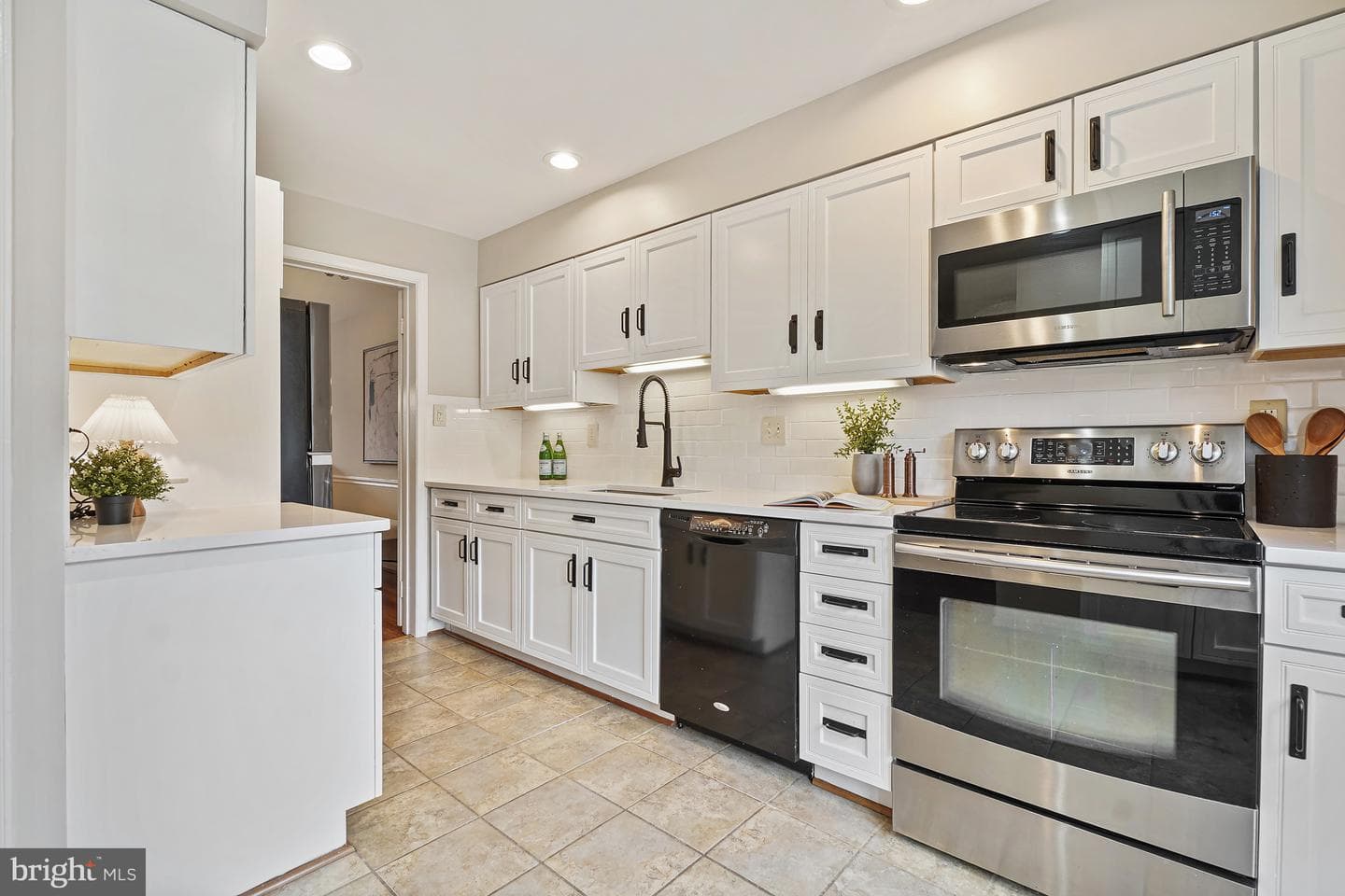 404 Glebe Road W photo 3