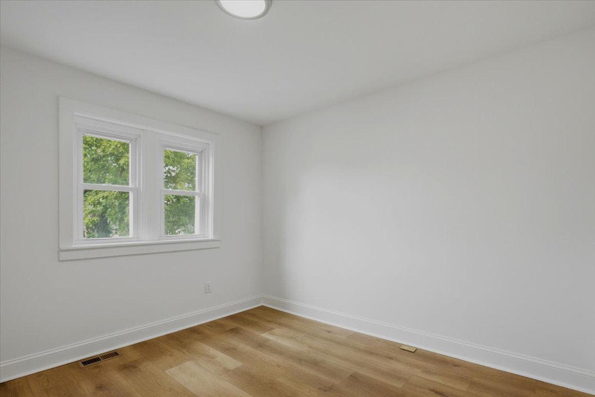 109 Clifford Avenue photo 15