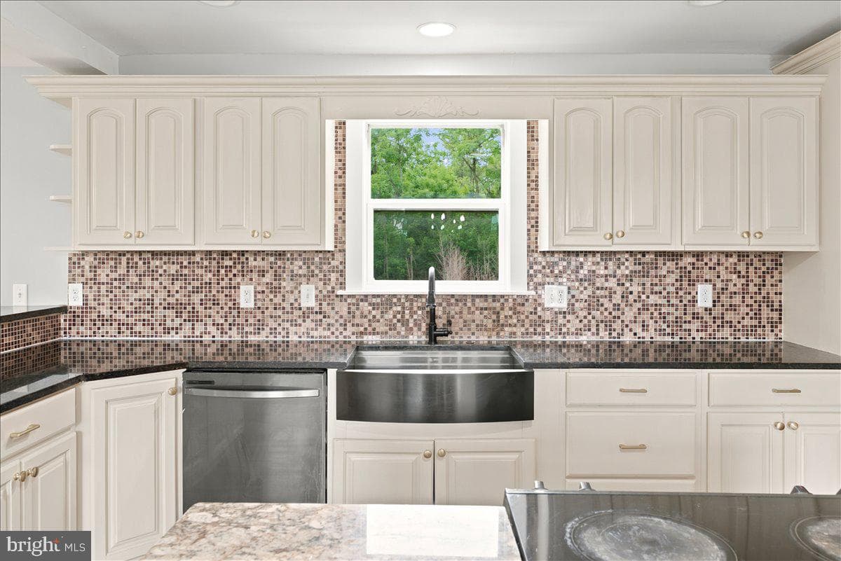 193 Marsh Lane photo 13