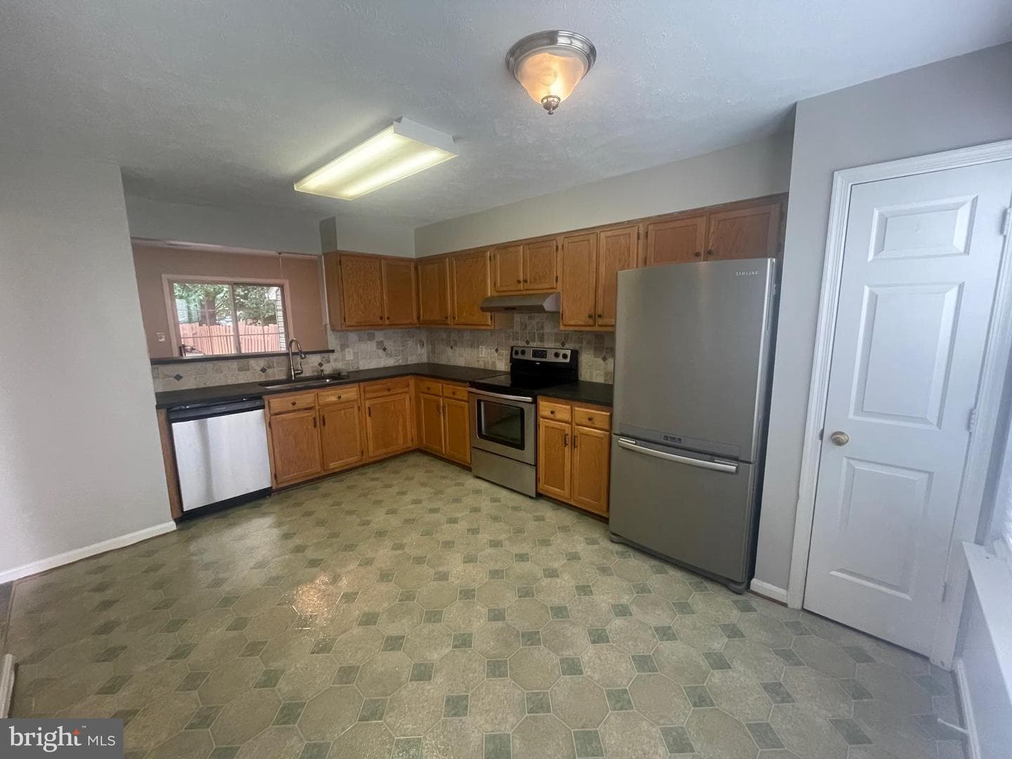 452 Cromwell Court photo 3