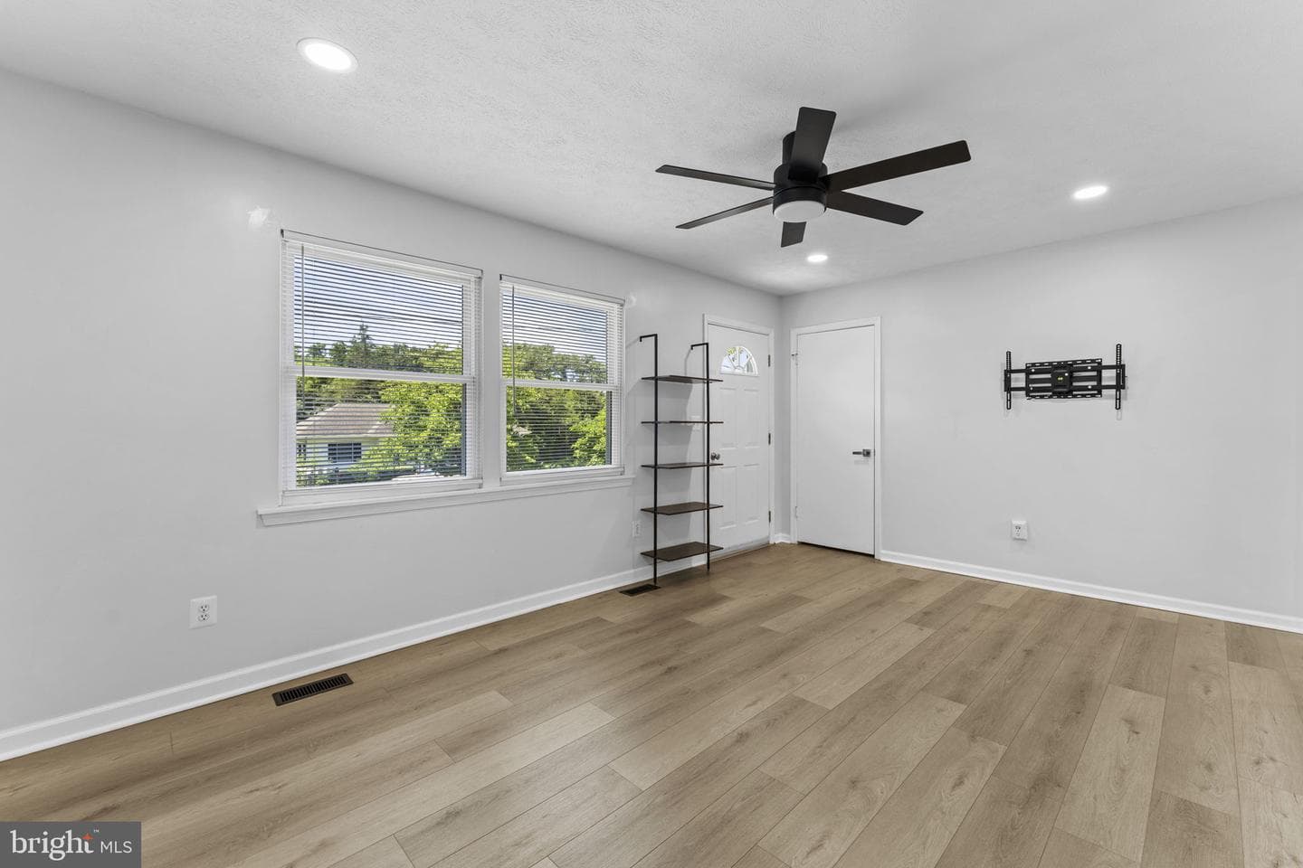 360 Elizabeth Street photo 13