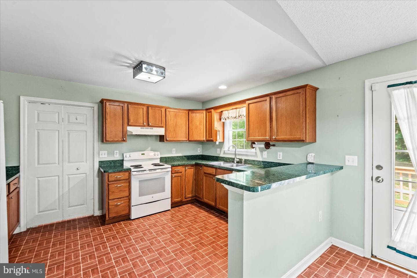 18084 Harding Drive photo 10