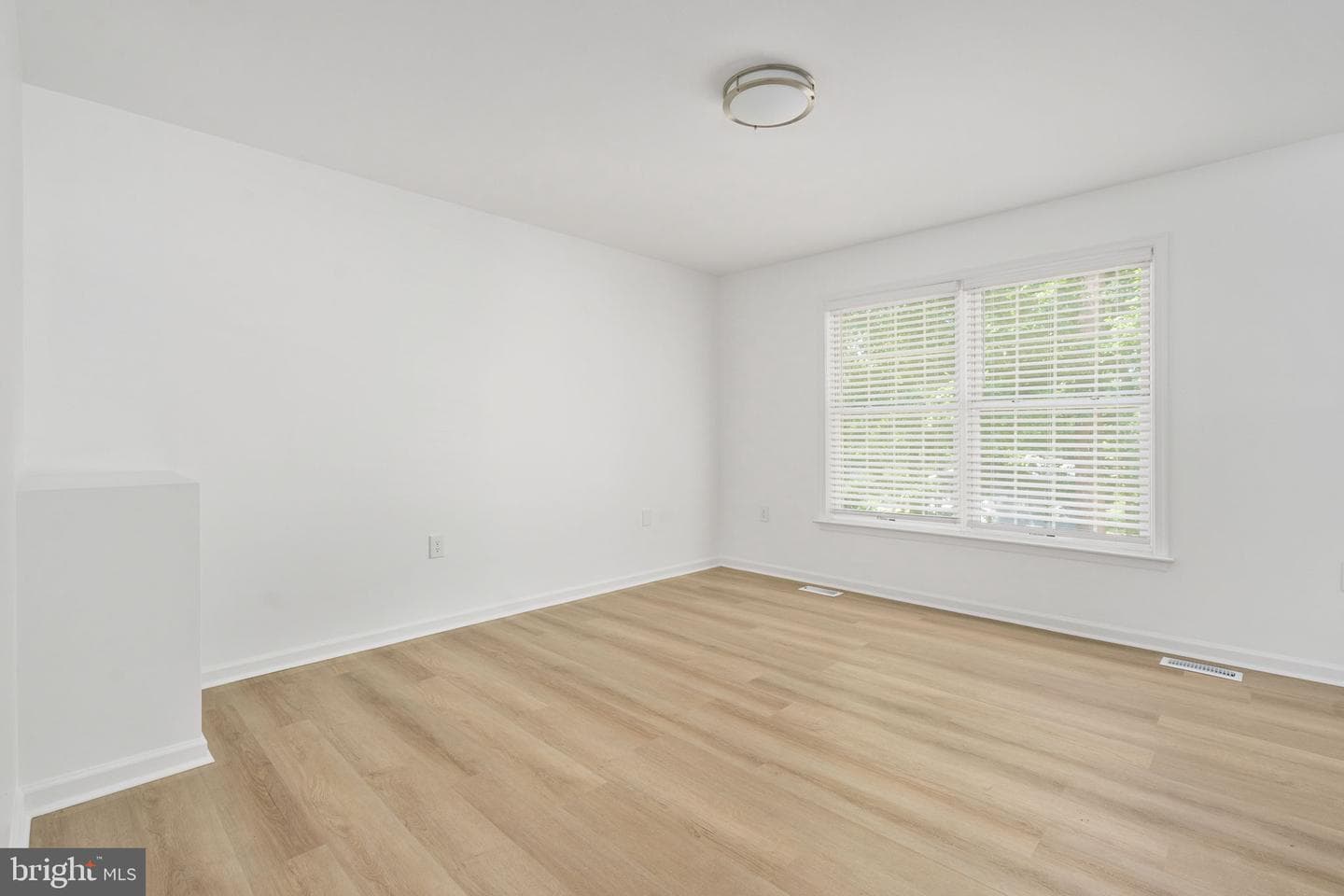 261 Manchester Drive photo 32