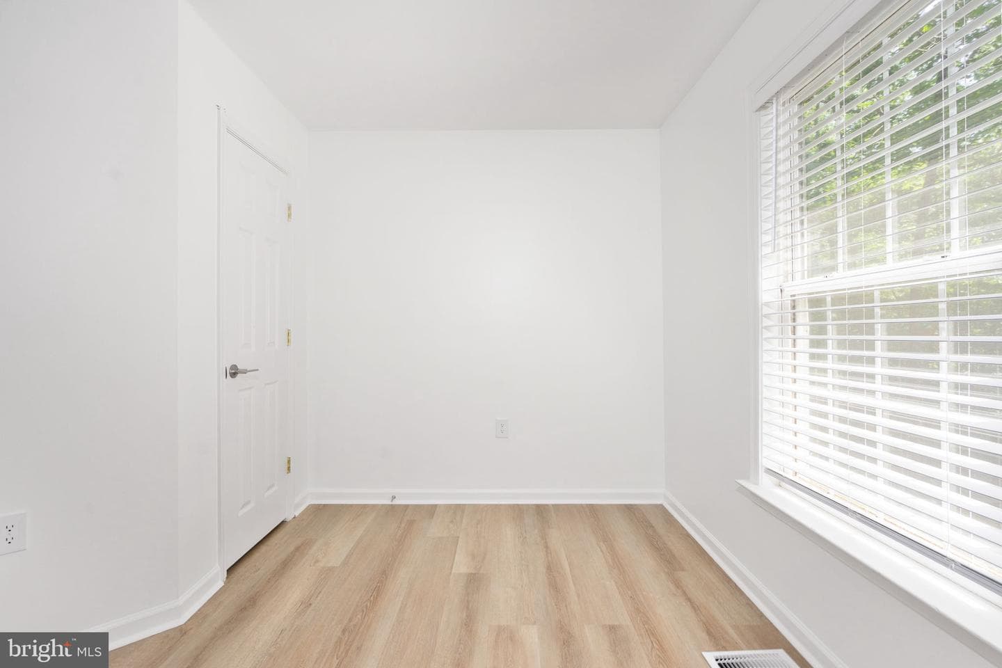 261 Manchester Drive photo 41