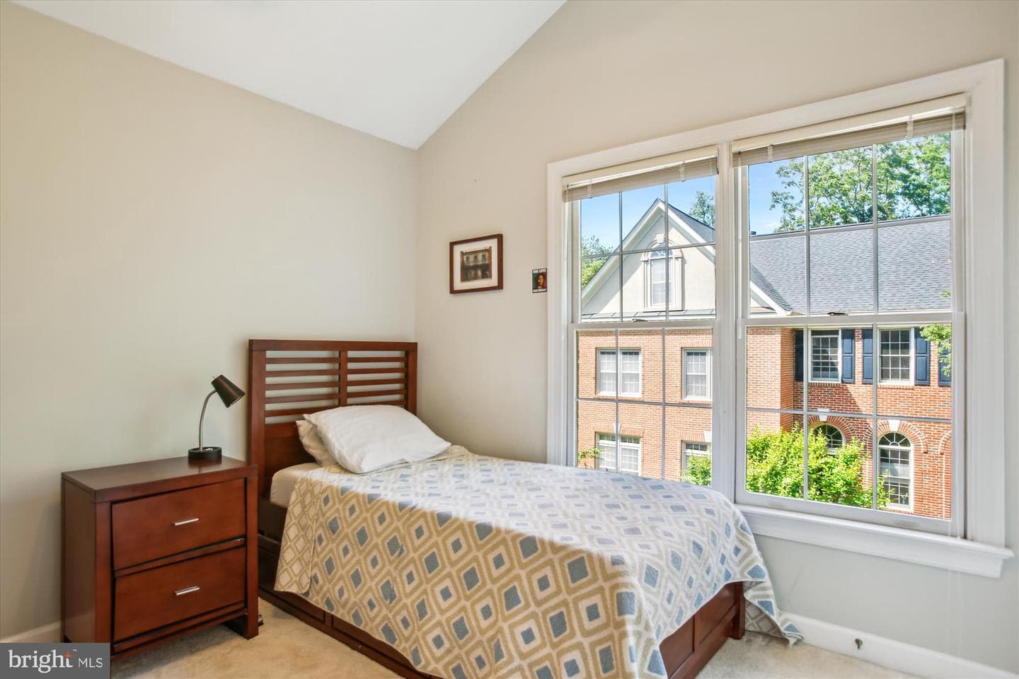 135 Rees Place photo 38