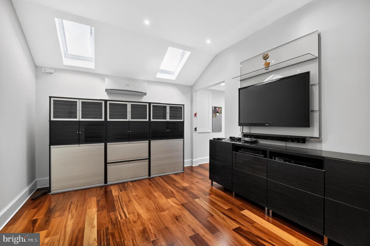 128 Rees Place photo 39