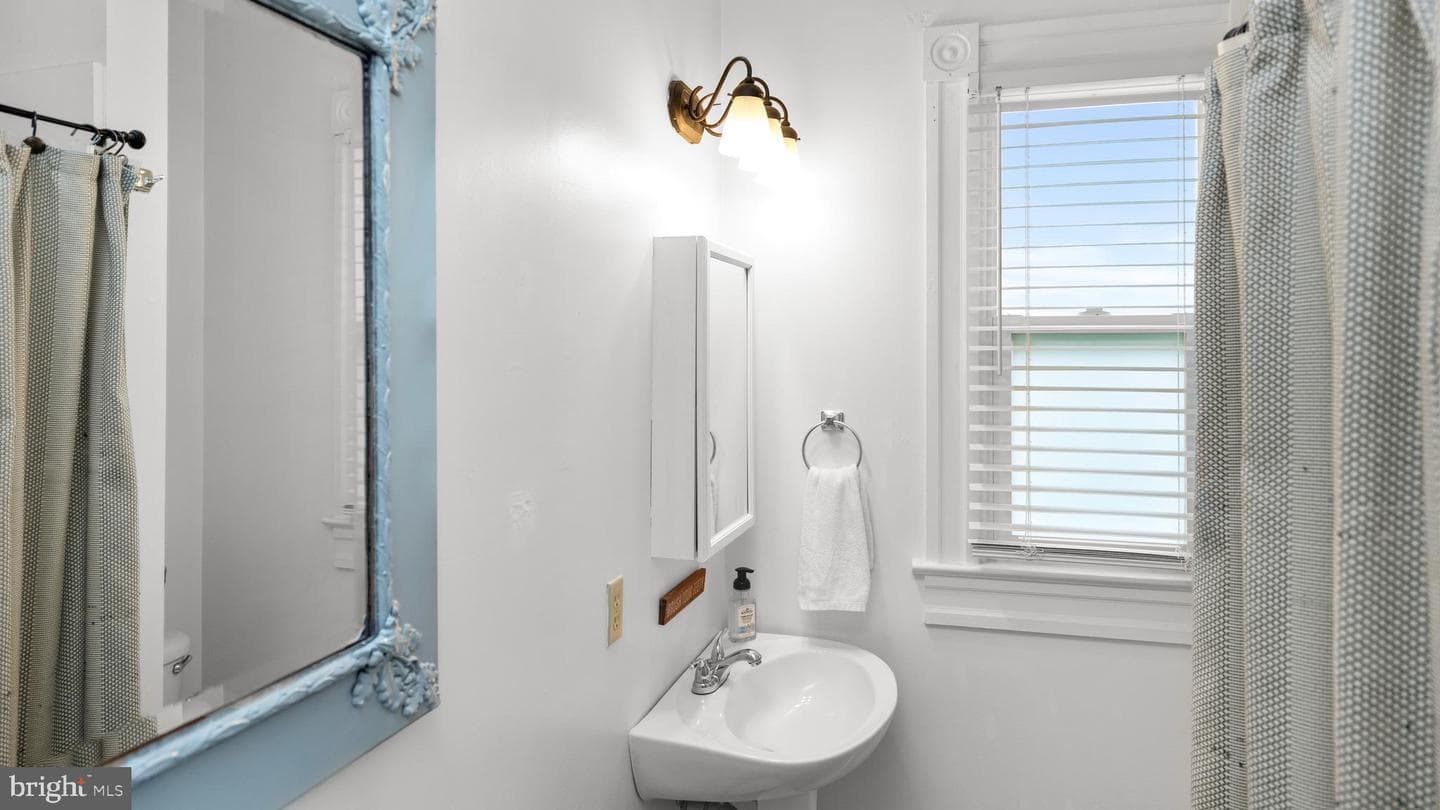 1225 Rowe Street photo 34