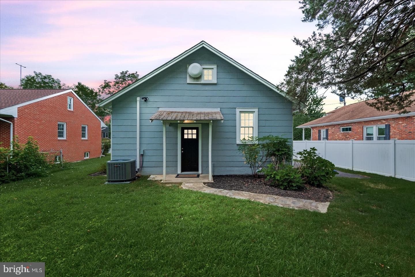 1213 Rowe Street photo 25