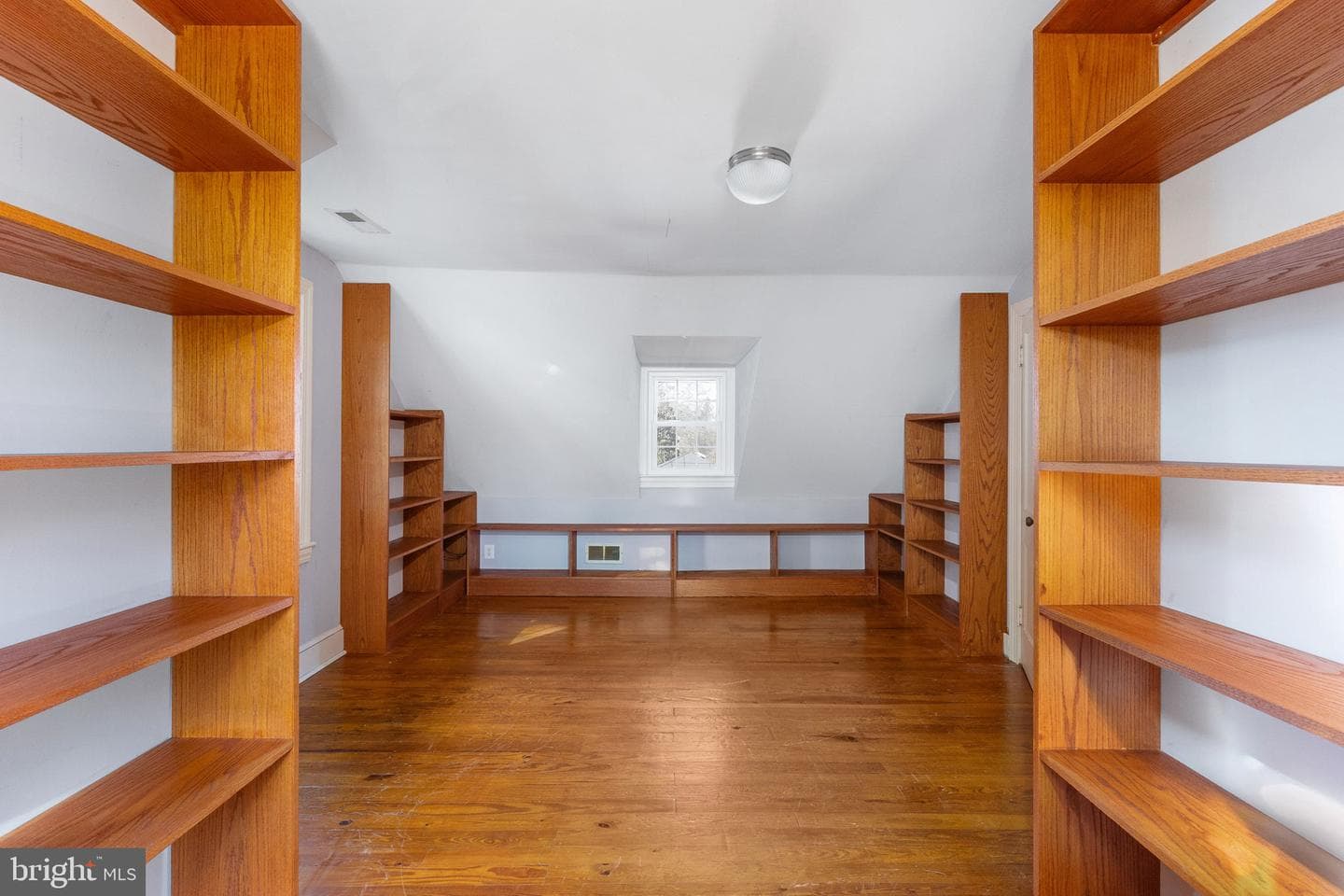504 Hawke Street photo 42