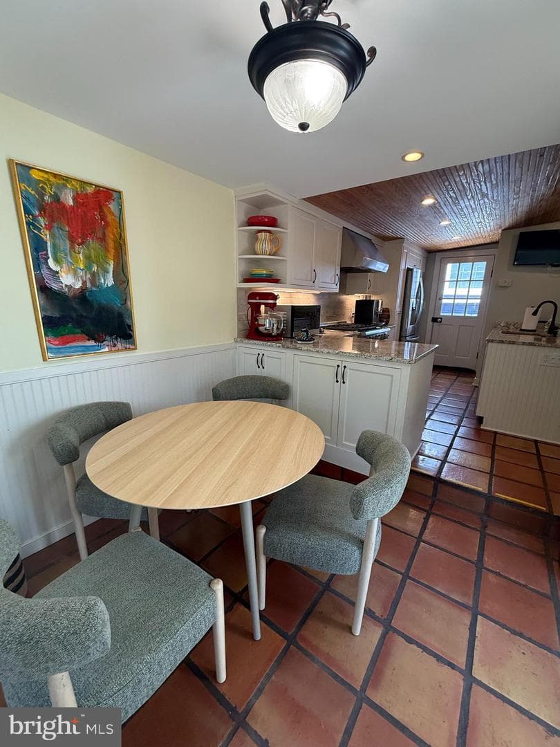 1102 Prince Edward Street photo 37